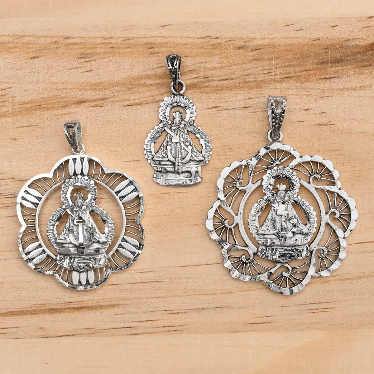 Medalla Virgen de la Cabeza silueta con varios cercos en plata de ley