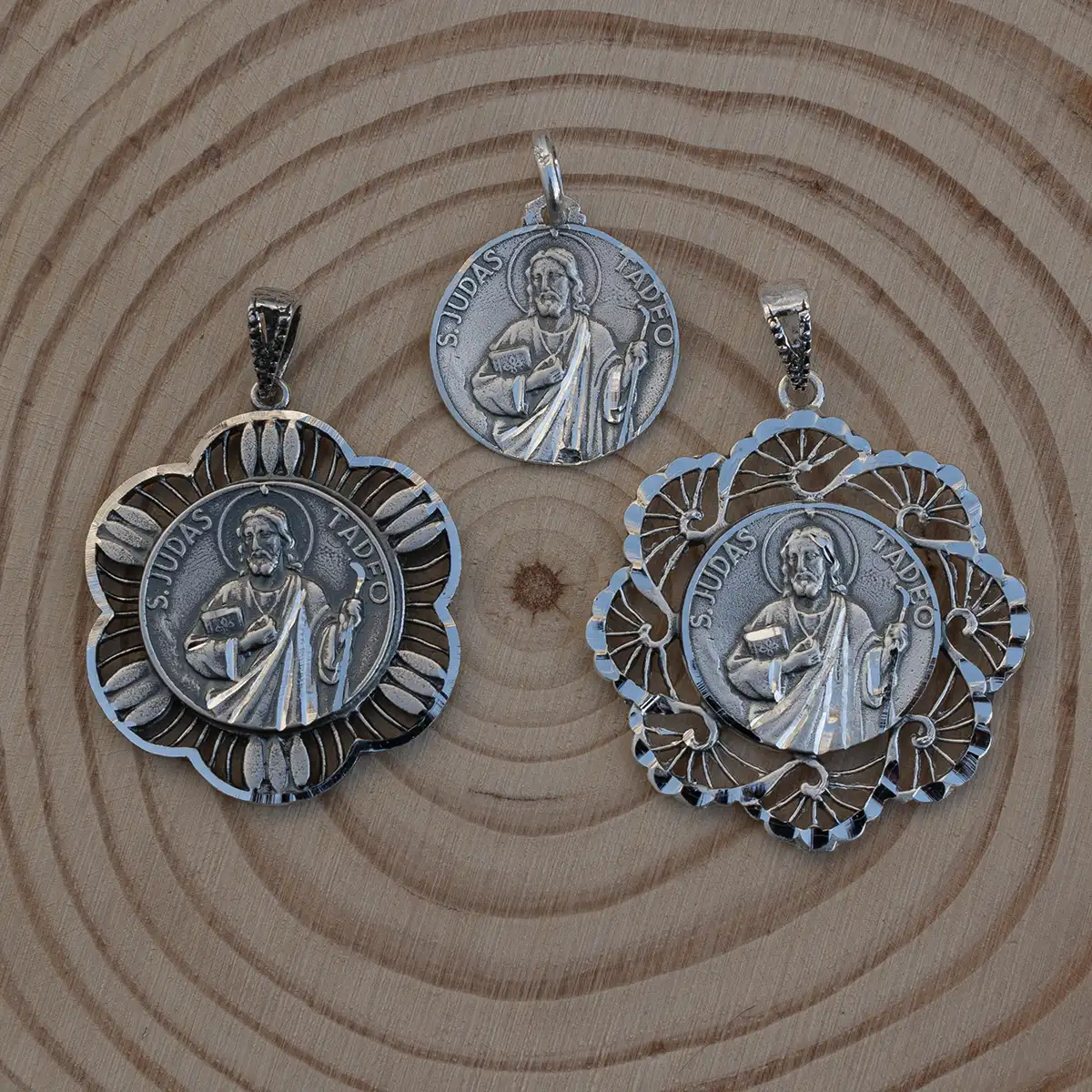 Medallas San Judas Tadeo Libro en plata de ley con forma redonda