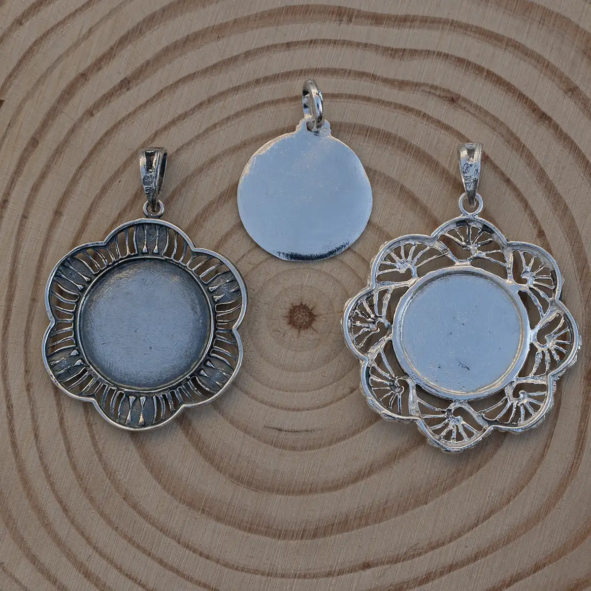 Medallas San Judas Tadeo Libro en plata de ley con forma redonda espalda lisa
