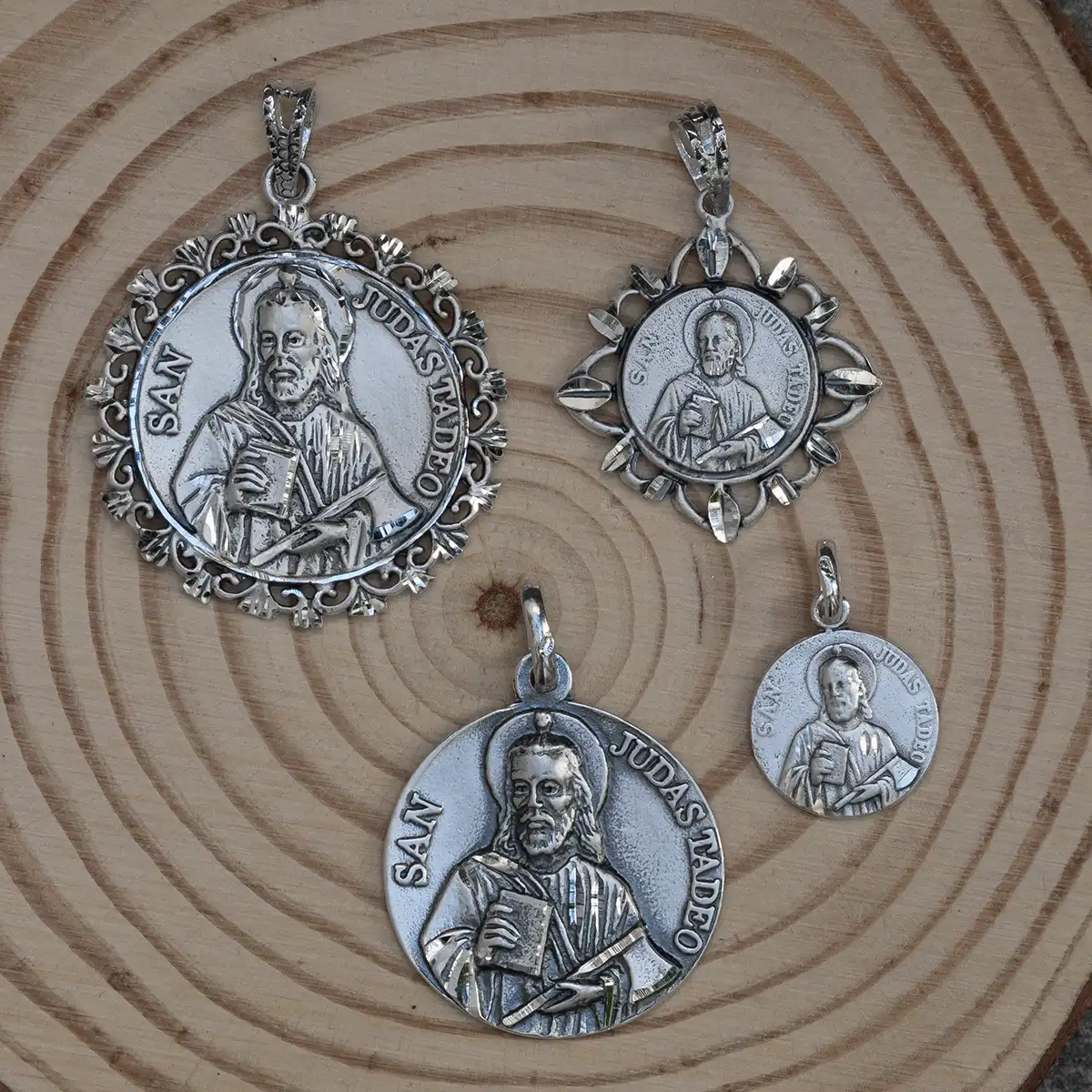 Medallas San Judas Tadeo Libro y hacha en plata de ley con forma redonda