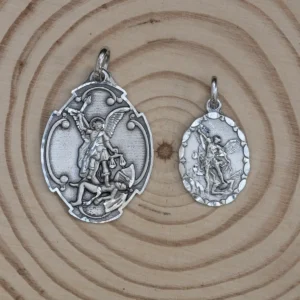 Medallas San Miguel arcangel con forma oval en plata de ley