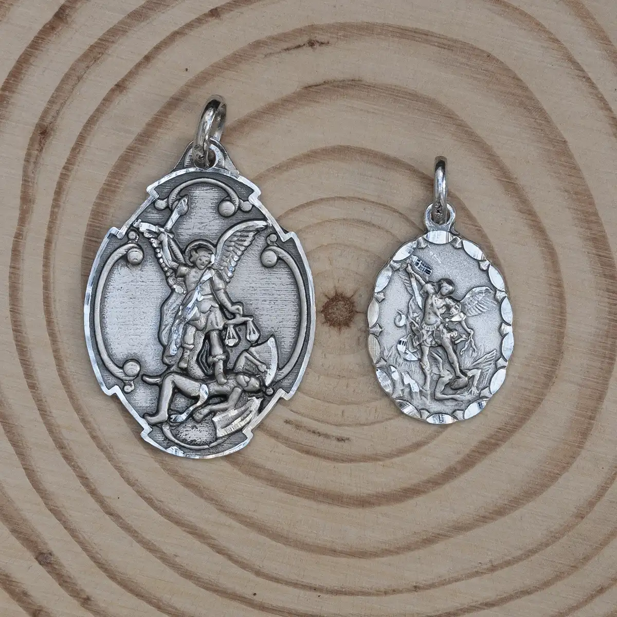 Medallas San Miguel arcangel con forma oval en plata de ley