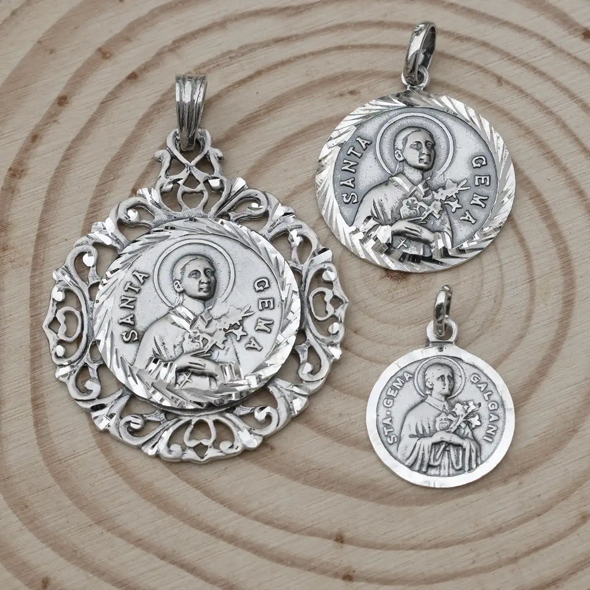 Medalla Santa Gema con forma redonda en plata de ley