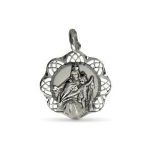 Medalla Virgen del Carmen en plata de ley. Trabajamos cada medalla cuidadosamente para capturar la belleza y la serenidad. Tiene un diseño circular con bordes recortados en formas geométricas y curvas, lo que le da un aspecto de encaje. En el centro de la medalla hay en relieve una representación de la Virgen del Carmen sosteniendo al Niño Jesús. El Niño Jesús esta sosteniendo en su brazo izquierdo un relicario. La medalla tiene un acabado pulido que refleja la luz y destaca los detalles del diseño.