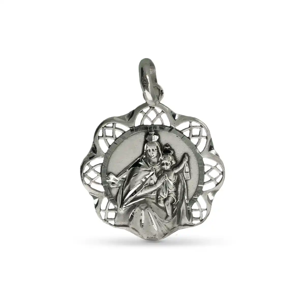 Medalla Virgen del Carmen en plata de ley. Trabajamos cada medalla cuidadosamente para capturar la belleza y la serenidad. Tiene un diseño circular con bordes recortados en formas geométricas y curvas, lo que le da un aspecto de encaje. En el centro de la medalla hay en relieve una representación de la Virgen del Carmen sosteniendo al Niño Jesús. El Niño Jesús esta sosteniendo en su  brazo izquierdo un relicario. La medalla tiene un acabado pulido que refleja la luz y destaca los detalles del diseño.