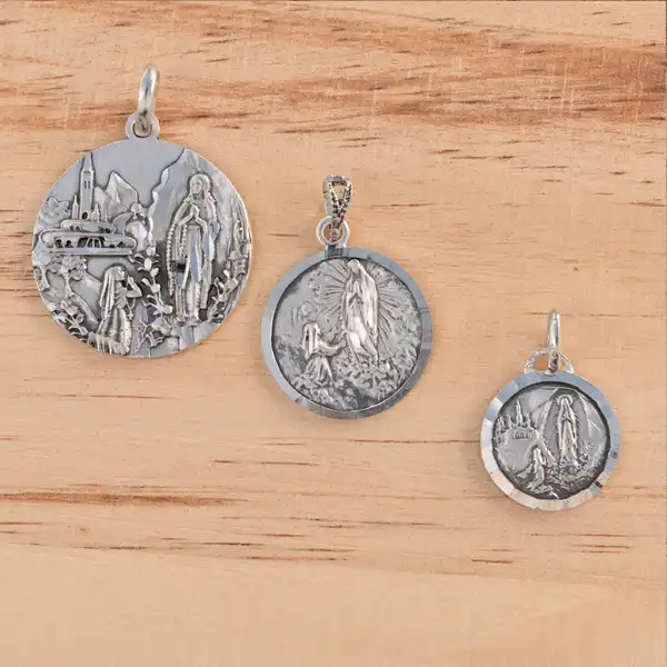 Medalla de la Virgen de Lourdes en plata de ley Varios tamaños