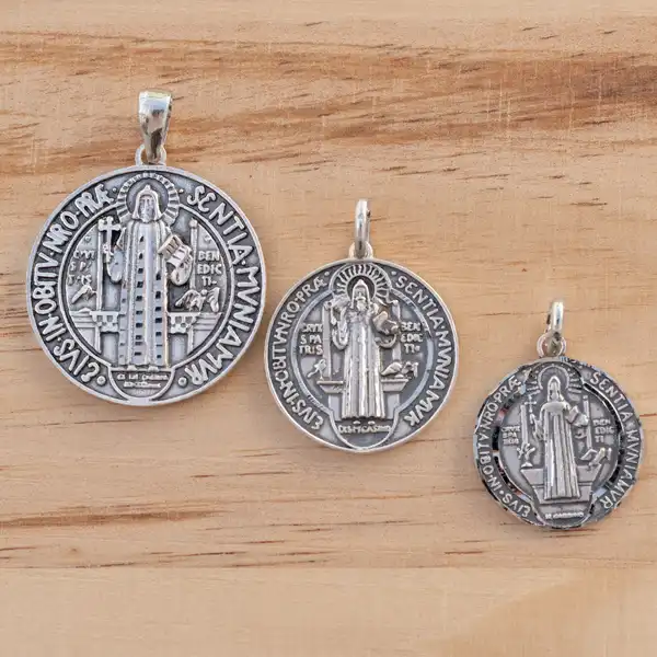 Medallas San Benito en plata de ley varios tamaños