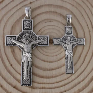 Cruz de San Benito en plata de ley.