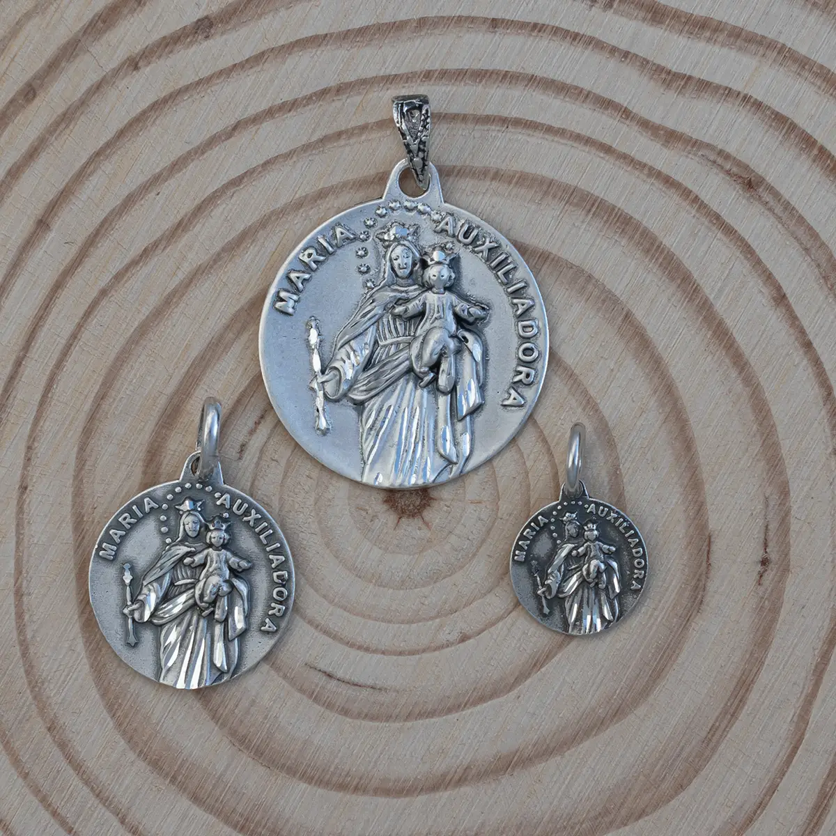 Medalla Virgen María Auxiliadora plata de ley con forma redonda