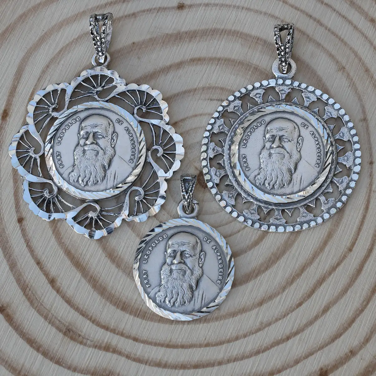 Varias medallas Fray Leopoldo con forma redonda en plata de ley