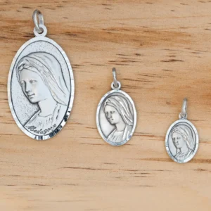 Medalla Medujorge con forma oval en plata de ley