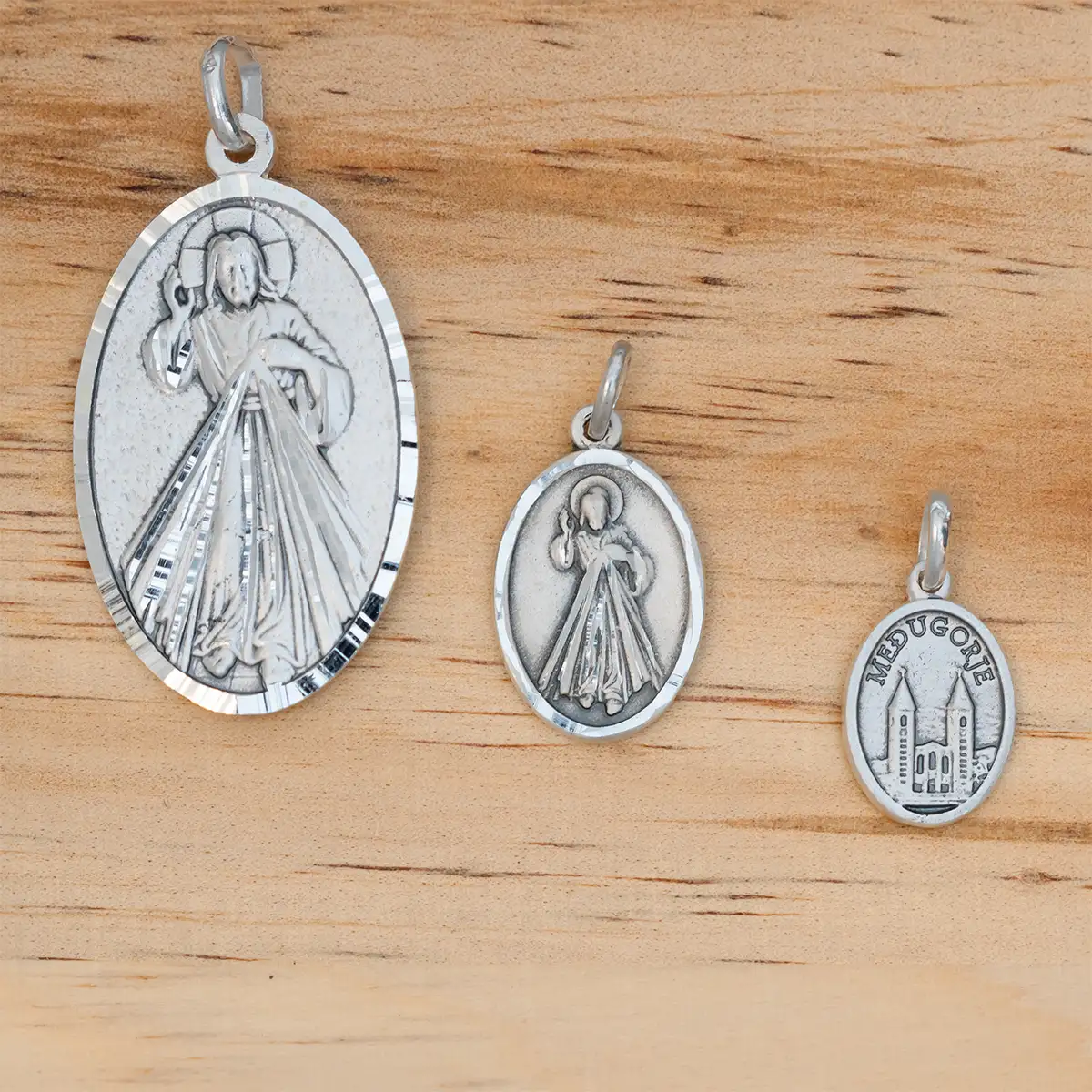 Medalla Virgen Medugorje espalda cristo o iglesia con forma oval en plata de ley