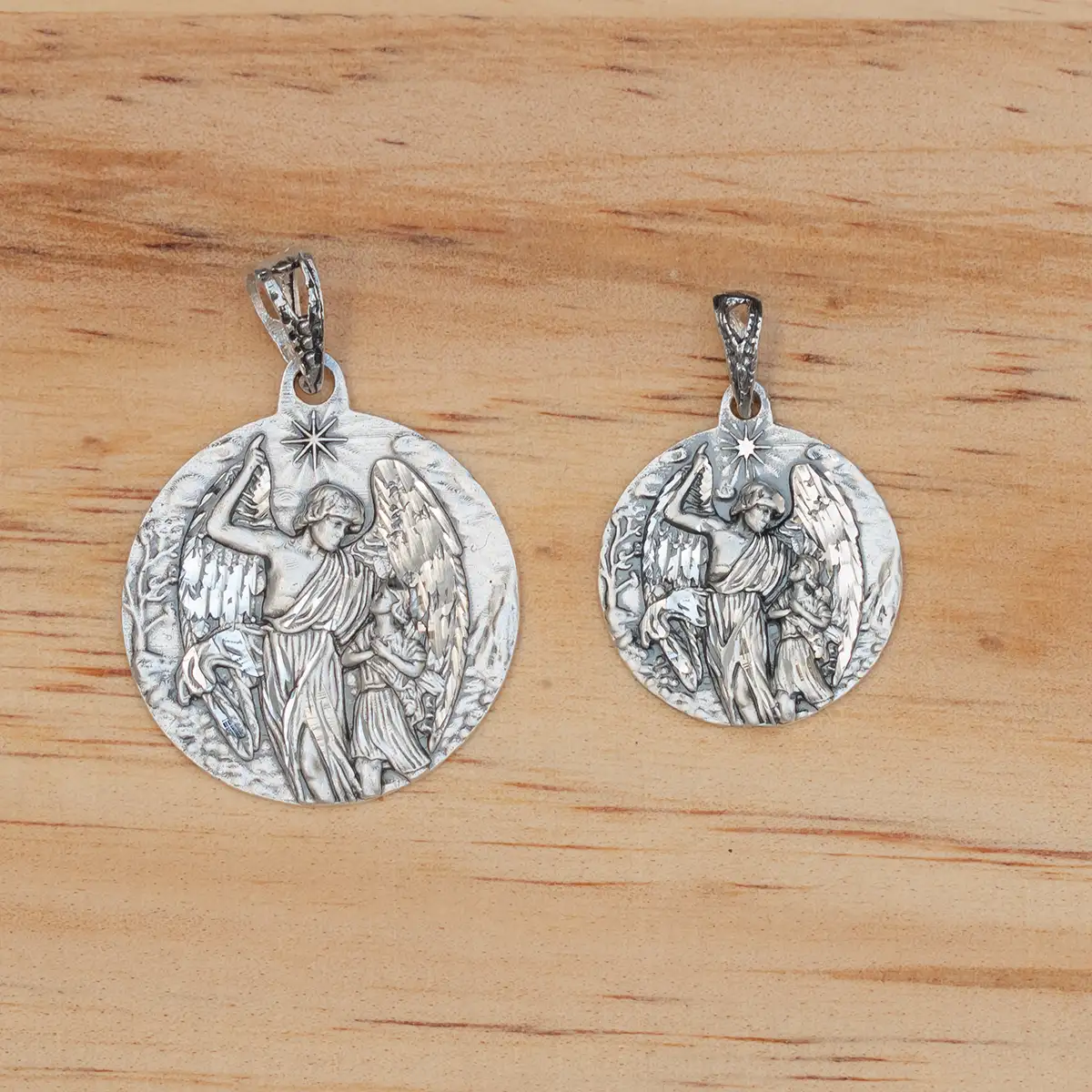 Medalla Ángel de la Guarda con forma redonda en plata de ley